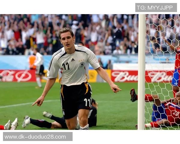 足球巨星挑战室内足球新风潮 球场内外的精彩对决与突破